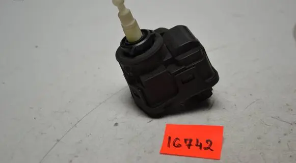 Volkswagen Golf III Headlight level adjustment motor 1H0941295C