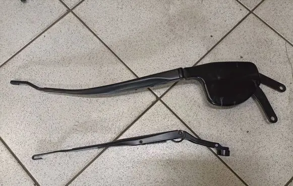 Toyota Prius+ (ZVW40) Front wiper blade arm