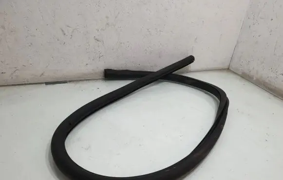 Audi A5 8T 8F Front door rubber seal 8T0831707D