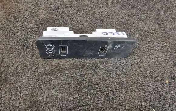 Land Rover Discovery 4 - LR4 USB socket connector DH2219C166AB