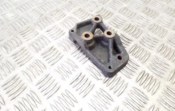Honda CR-V Engine mounting bracket