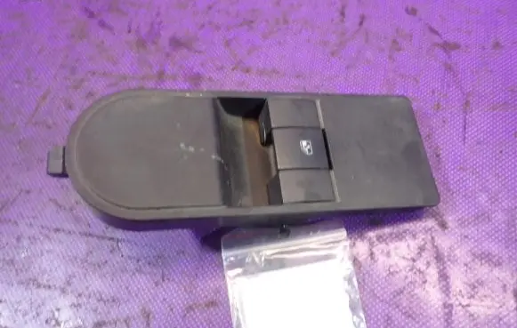 Opel Astra H Quarter vent window switch 13197132