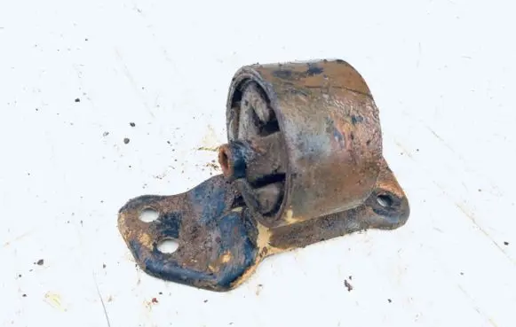 Mitsubishi Space Star Engine mount bracket