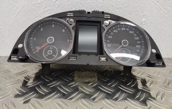 Volkswagen PASSAT B7 Speedometer (instrument cluster) 3AA920970E