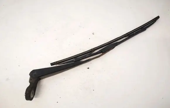 Rear wiper blade arm