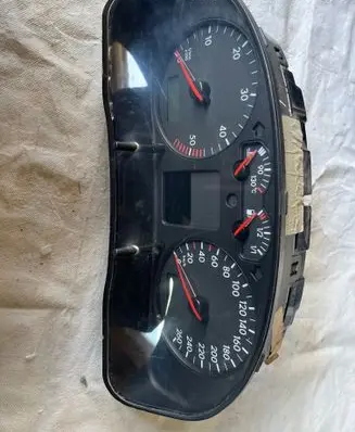 Volkswagen PASSAT B5 Speedometer (instrument cluster) 110008961