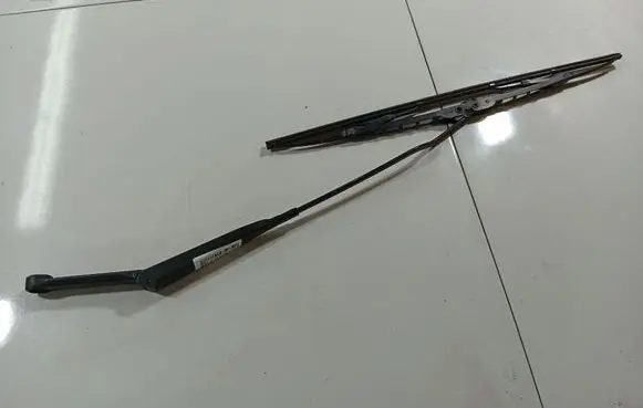 Front wiper blade arm