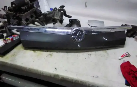 Opel Insignia A Rear light center trim bar blend 