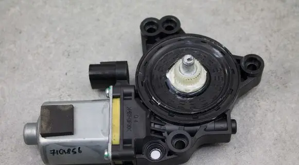 Hyundai i30 Front door window regulator motor 83460A5000