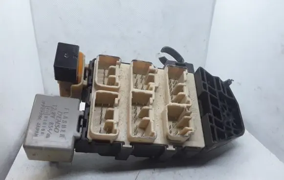 Toyota Avensis Verso Fuse module E11020100 020100
