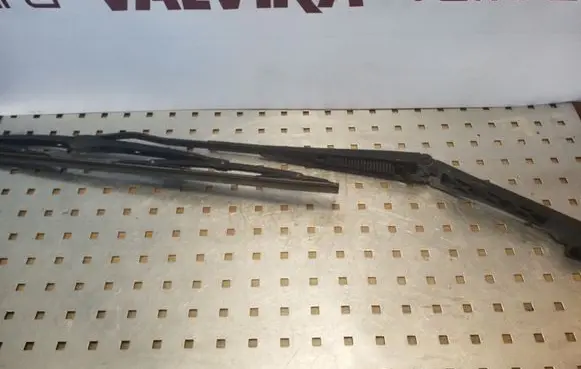 Mitsubishi Grandis Front wiper blade arm