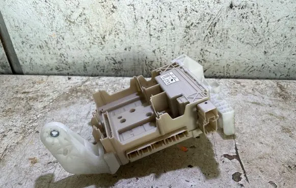 Peugeot 108 Fuse module 827300H030A 5K251851 4628