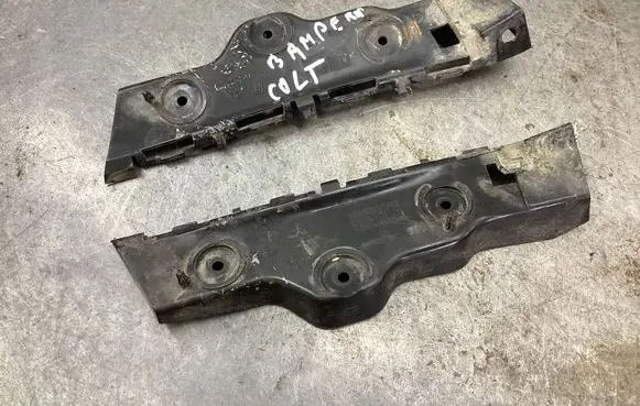 Rear bumper mounting bracket