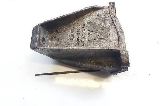Volkswagen PASSAT B5.5 Engine mounting bracket 8d0399113ab