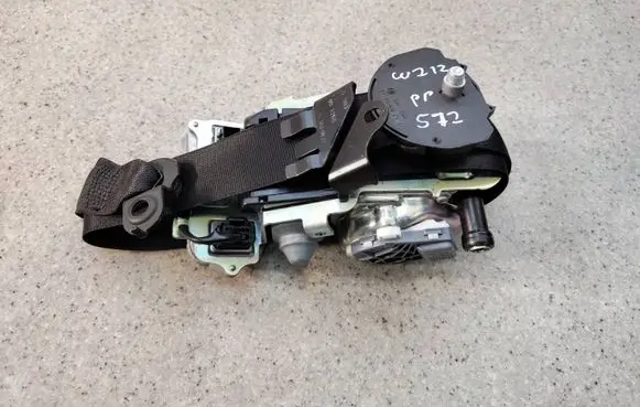 Mercedes-Benz E W212 Front seatbelt A2128606685AOP0817 A2128606685