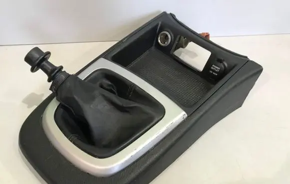 Hyundai Santa Fe Gear shifter surround trim plastic 846422B200 846912B00
