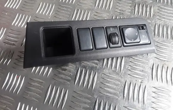 Nissan Note (E11) Wing mirror switch 684859U000