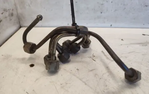 Fuel injector supply line/pipe