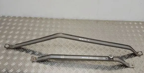 Fuel tank mounting bracket