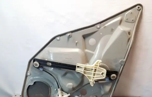 Rear door manual window regulator