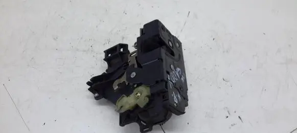 Volkswagen Caddy Front door lock 3B1837015
