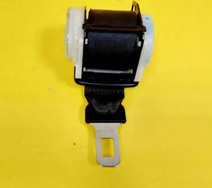Mitsubishi Galant Middle seatbelt (rear) 