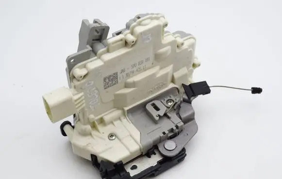 Seat Toledo III (5P) Rear door lock 5P0839011