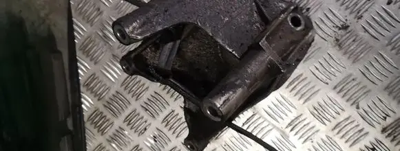 Volkswagen Touareg I Engine mounting bracket 070199308a