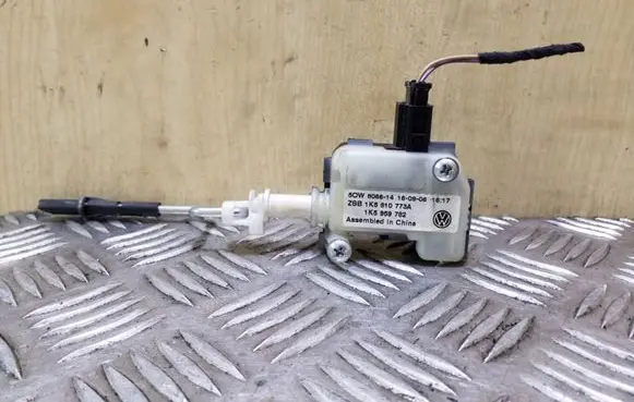 Fuel tank cap lock motor
