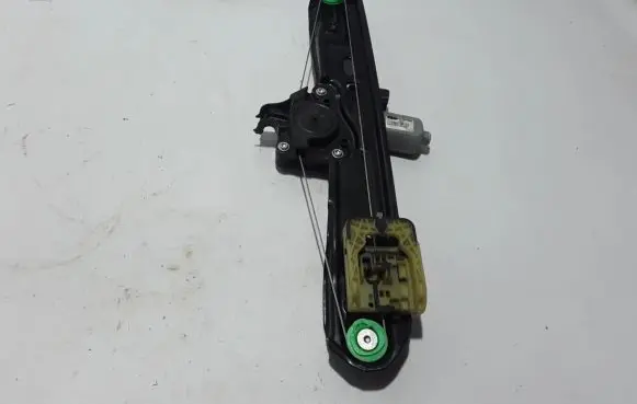 Rear window lifting mechanism without motor