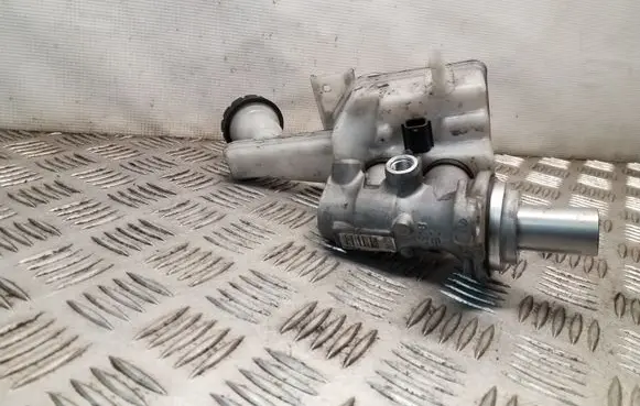 Nissan Juke I F15 Master brake cylinder 32070587