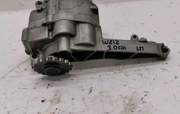 Mercedes-Benz E W212 Oil pump 
