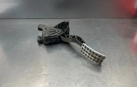 Accelerator throttle pedal