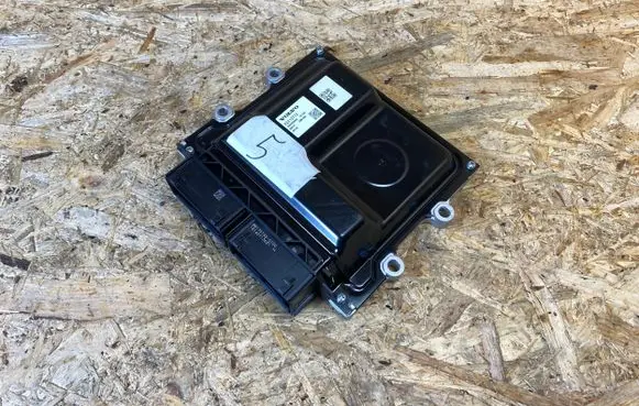 Volvo V40 Engine control unit/module 32213773