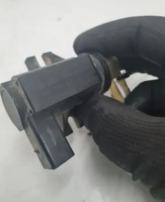 Volkswagen Golf V Turbo solenoid valve 1K0906627