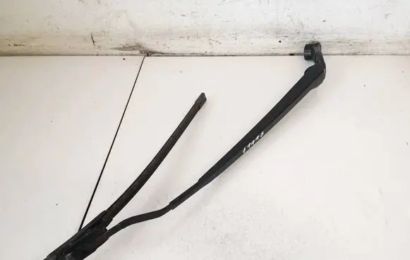 Lexus RX 300 Front wiper blade arm