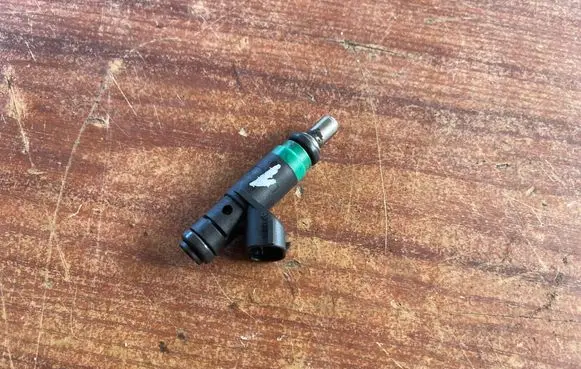 Audi A6 S6 C5 4B Fuel injector 06C133551