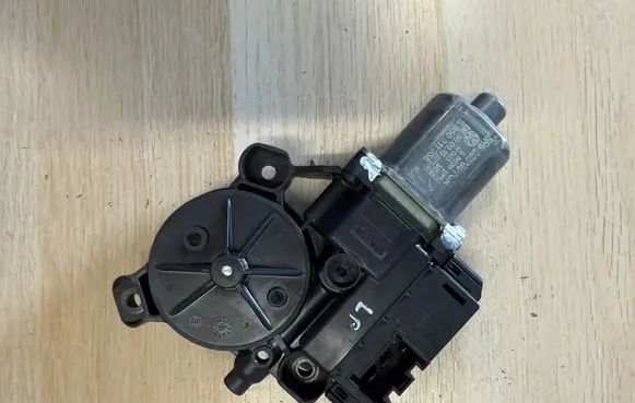 Volkswagen Polo V 6R Front door window regulator motor 6R0959801CA