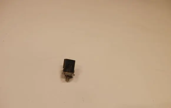 Volkswagen Jetta VI Fuel pressure sensor 06J906051F
