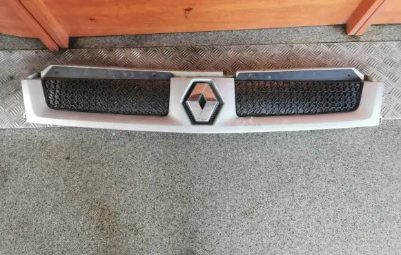 Renault Master II Front bumper upper radiator grill 8200233765