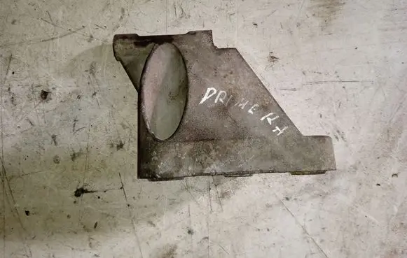 Nissan Primera Engine mounting bracket