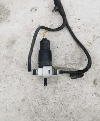 BMW 2 F46 Headlight washer pump 7388349