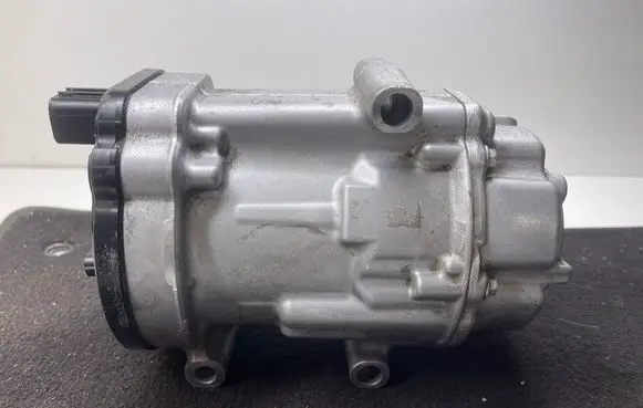 Toyota RAV 4 (XA50) Air conditioning (A/C) compressor (pump) 0424001101