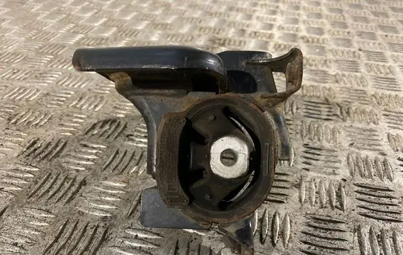 Toyota RAV 4 (XA40) Engine mount bracket