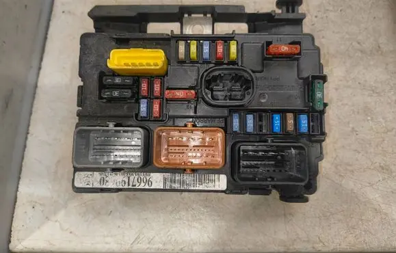Peugeot 208 I Fuse module 9667199680