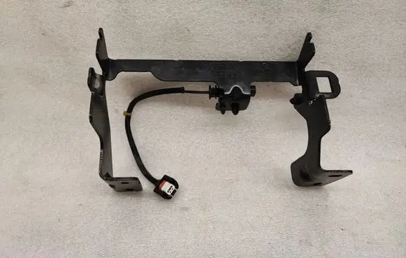 Volvo XC90 Radiator mount bracket 31368365