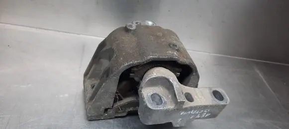 Skoda Octavia Mk1 (1U) Engine mounting bracket