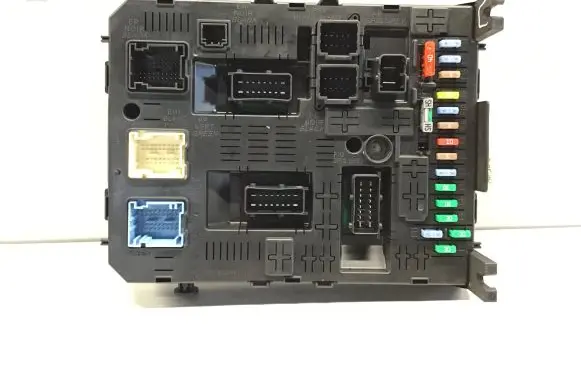 Citroen C4 I Picasso Fuse module 28119759
