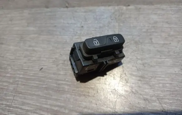 Volvo V40 Central locking switch button 31334570