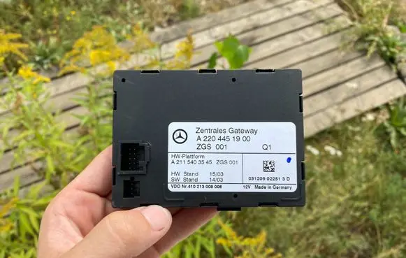 Mercedes-Benz S W220 Gateway control module A2204451900